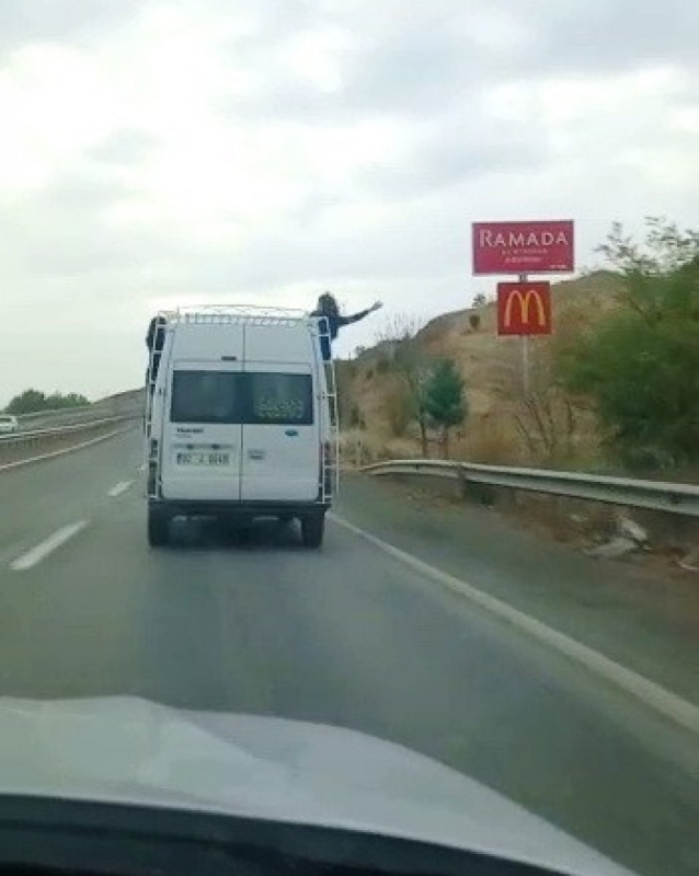 130 Km ile camdan sarkan öğrenciler